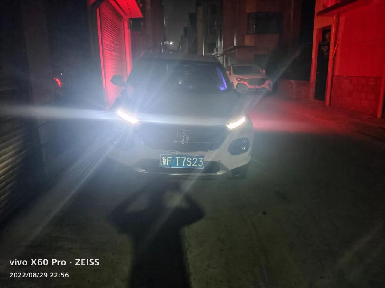 宝骏510 为什么我早上停车到晚上   然后启动车灯就不亮了   这是什么原因导致的呢？转向灯都是亮的