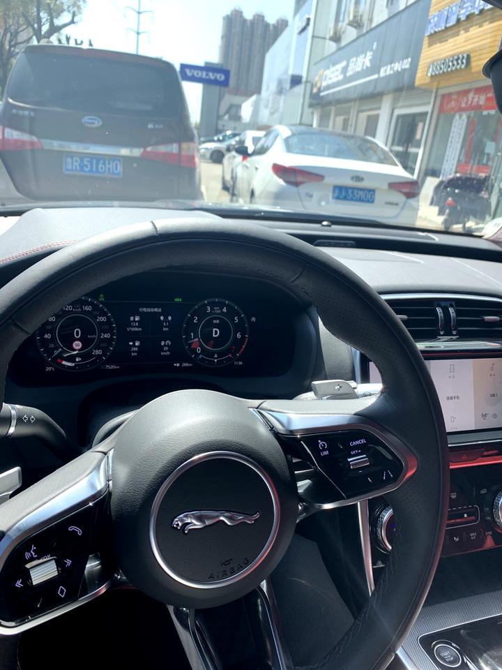 捷豹XEL 仪表盘内部过颠簸路段会有嗡嗡嗡的异响，我个人猜测是hud的预留接口由于没有对插的接口，接口内部的金属针脚松动
