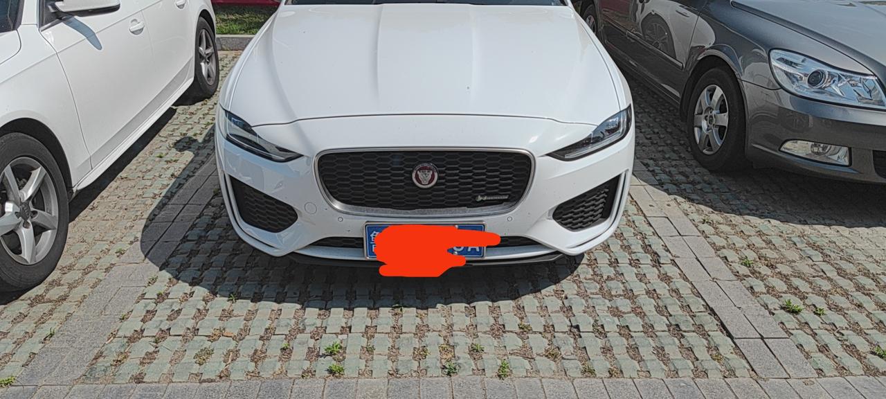 捷豹XEL 影豹友们，发动机舱盖是歪着的，工业垃圾啊售后说不能调大家有没有这种情况？