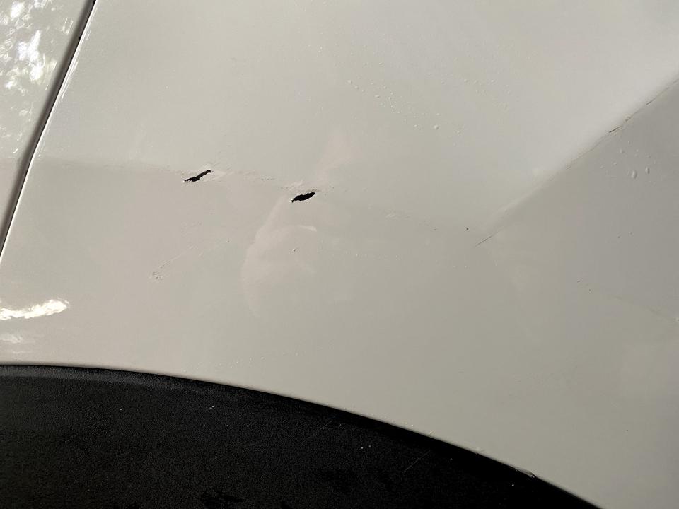 奇瑞瑞虎7 新车没到一月喜提一血。。。就在左后轮胎靠上一点，问下各位老司机，这个算漏出底漆了吗？要不要补一下防止生锈