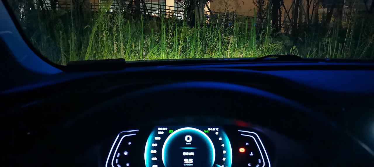 长安欧尚X7 PLUS 这个灯干嘛呢，近光变暗，关闭灯光就很亮