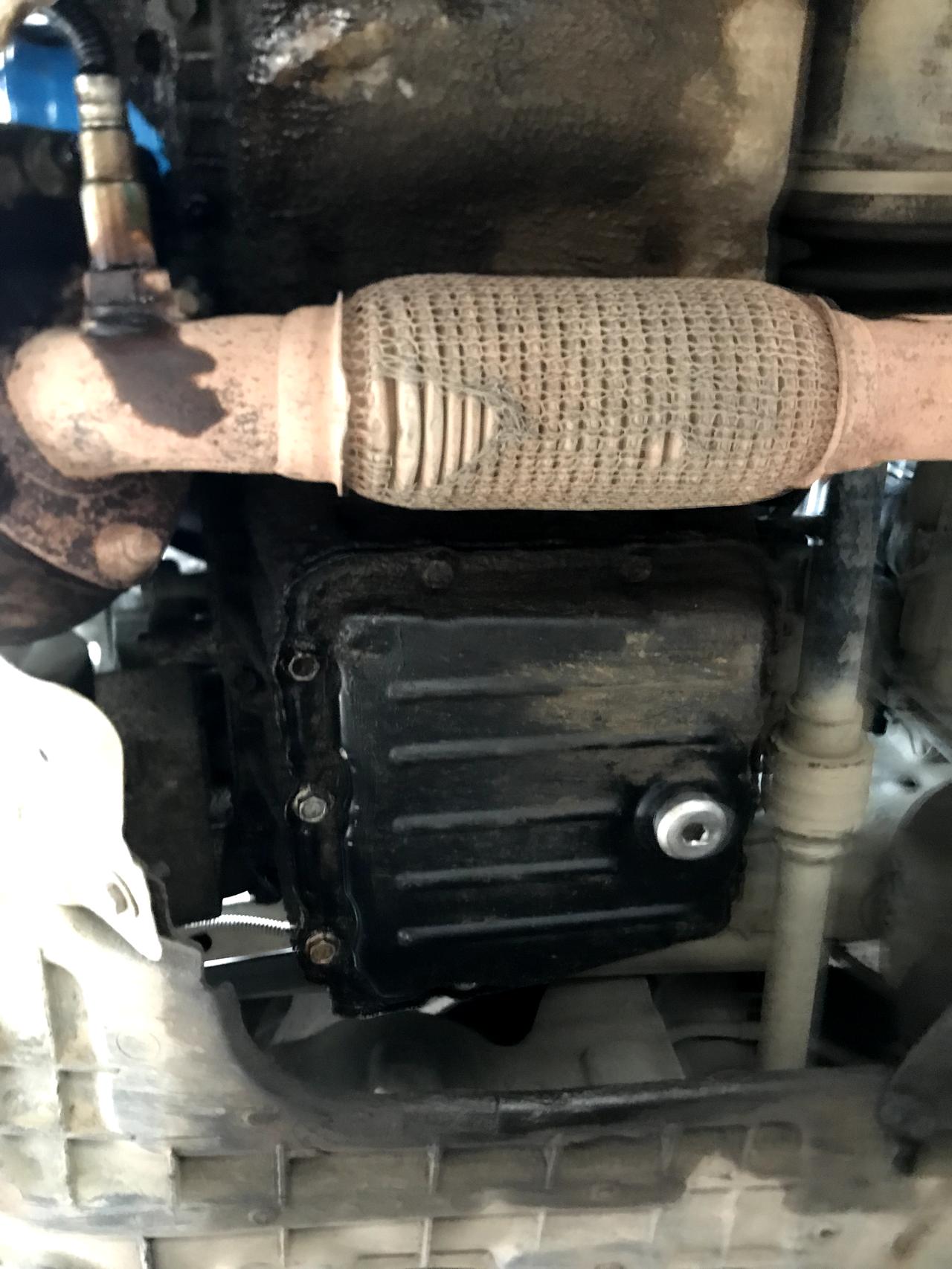 问一下车友 我买的是二手车 八月九号买的今天去换机油  修理店说我曲轴密封圈漏油 还有发电机哪里漏油。发动机是不是拆过修