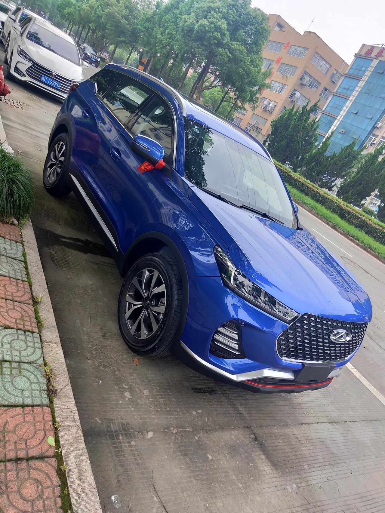 奇瑞瑞虎7 蓝色的看着实车效果怎么样？  和白色的怎么选  哪个颜色谁更好看？