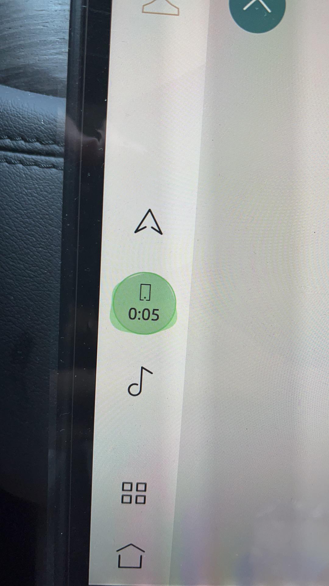 捷豹XEL 有谁知道捷豹XFL中控显示屏上绿色是啥意思？我都没有连手机，开车一个月今天突然出现这个绿色还会动