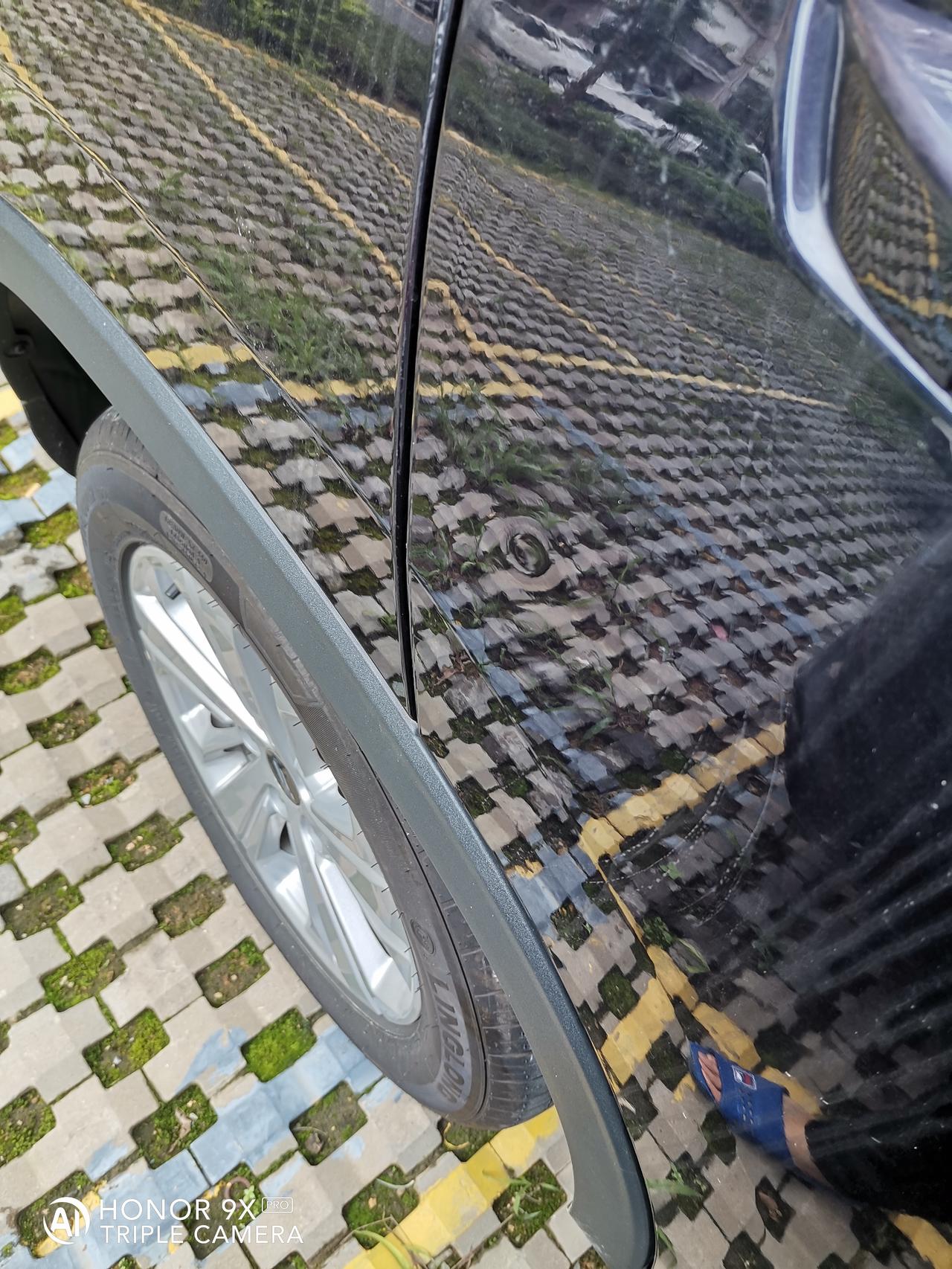 长安欧尚X7 PLUS 被石头砸了这样，去修理要花多少钱呀