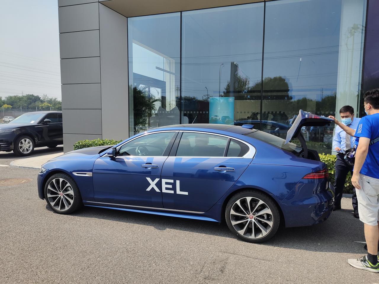 捷豹XEL 大哥们，XEL新车带原厂脚垫吗？