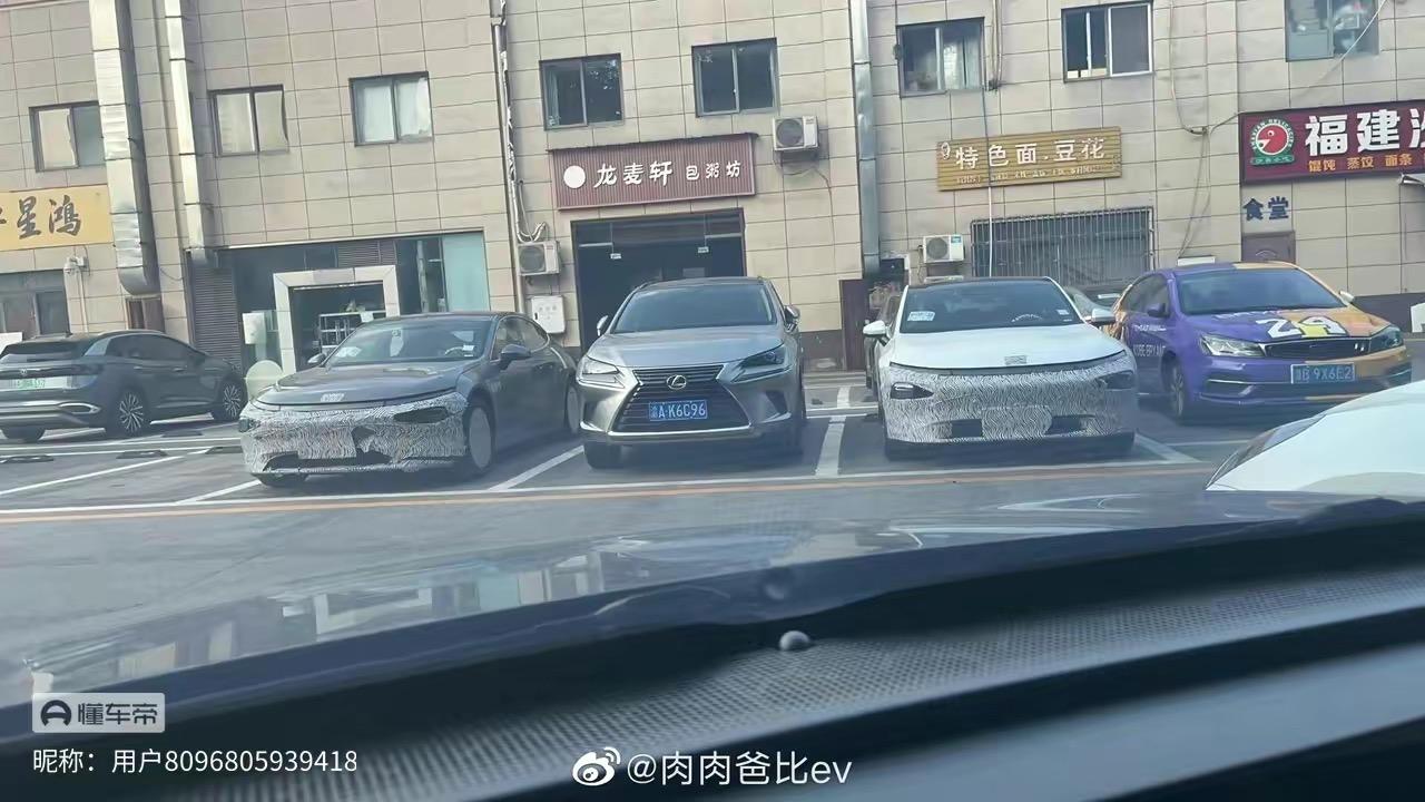 小鹏小鹏P7 订车一个月了 现在新款的谍照已经完全出来了  中控改了 那个卡手的无限充电改了  方向盘加粗 加滚轮 整体