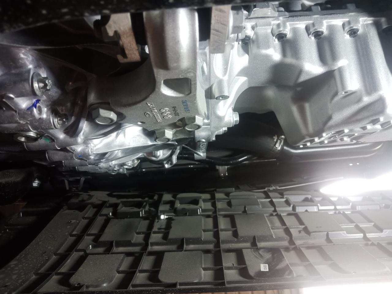 奇瑞瑞虎8 PLUS 我的瑞虎8P，增加发动机护板时候发现有一颗螺丝掉在原来塑料那个护板上，而且发动机上有拧动的痕迹，4