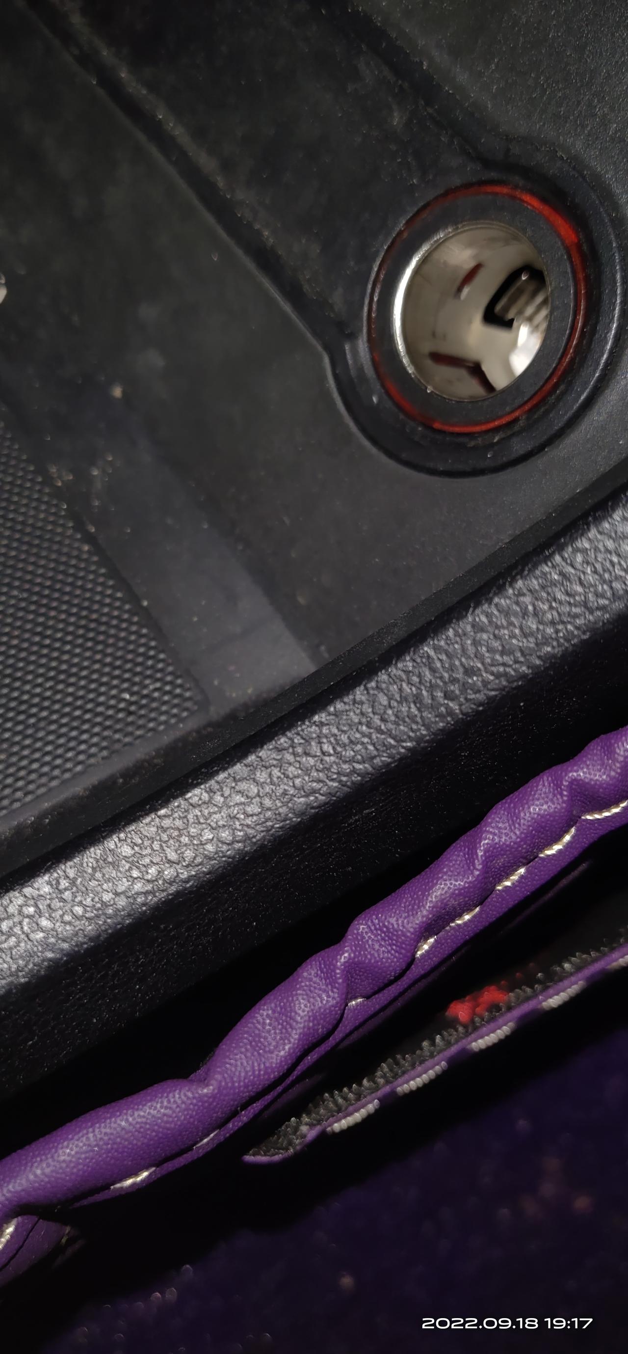 荣威RX5 你们的点烟器插口是这样子吗？是不是口里面还有什么东西，我的插行车记录仪怎么没电，麻烦告知一二