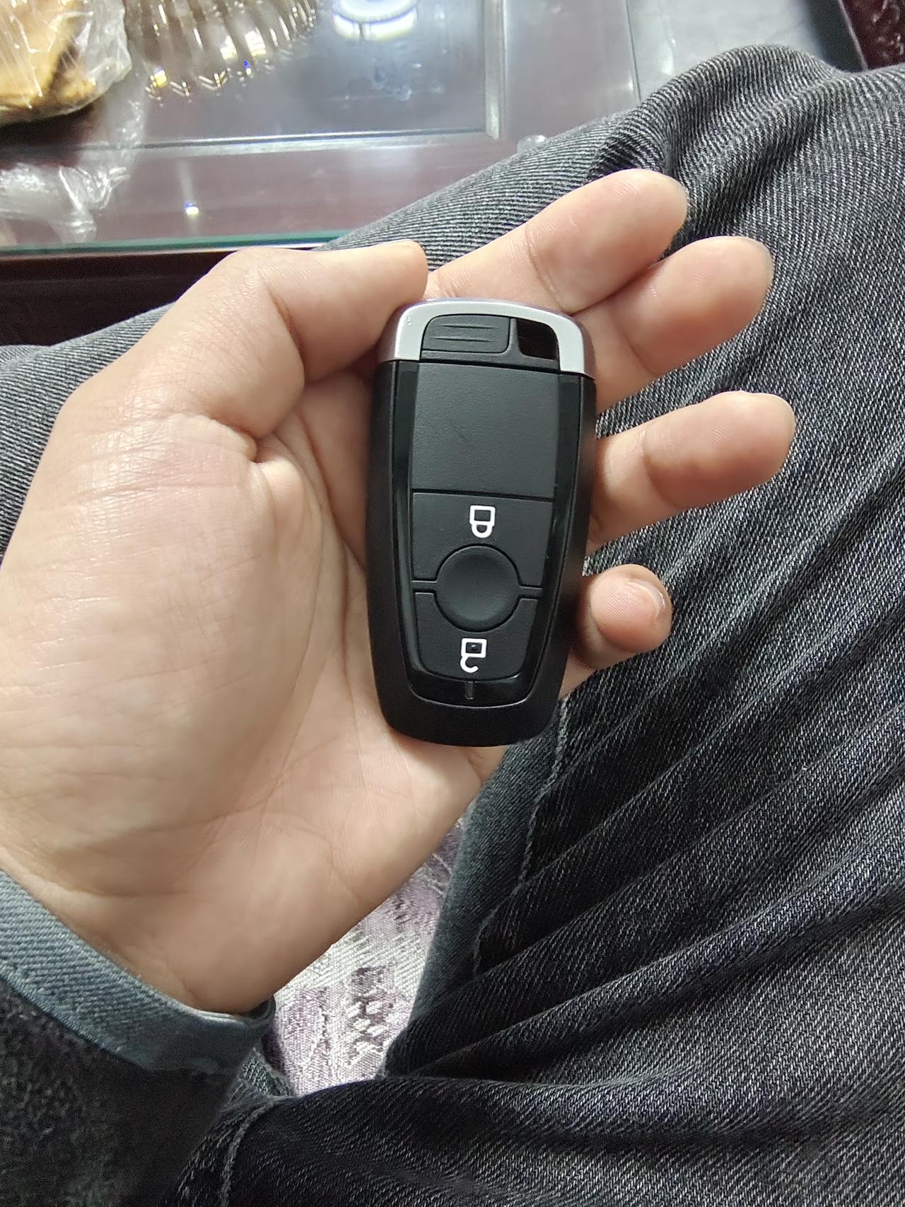 福特锐际 二耀都是这种钥匙吗？没有三键吗？