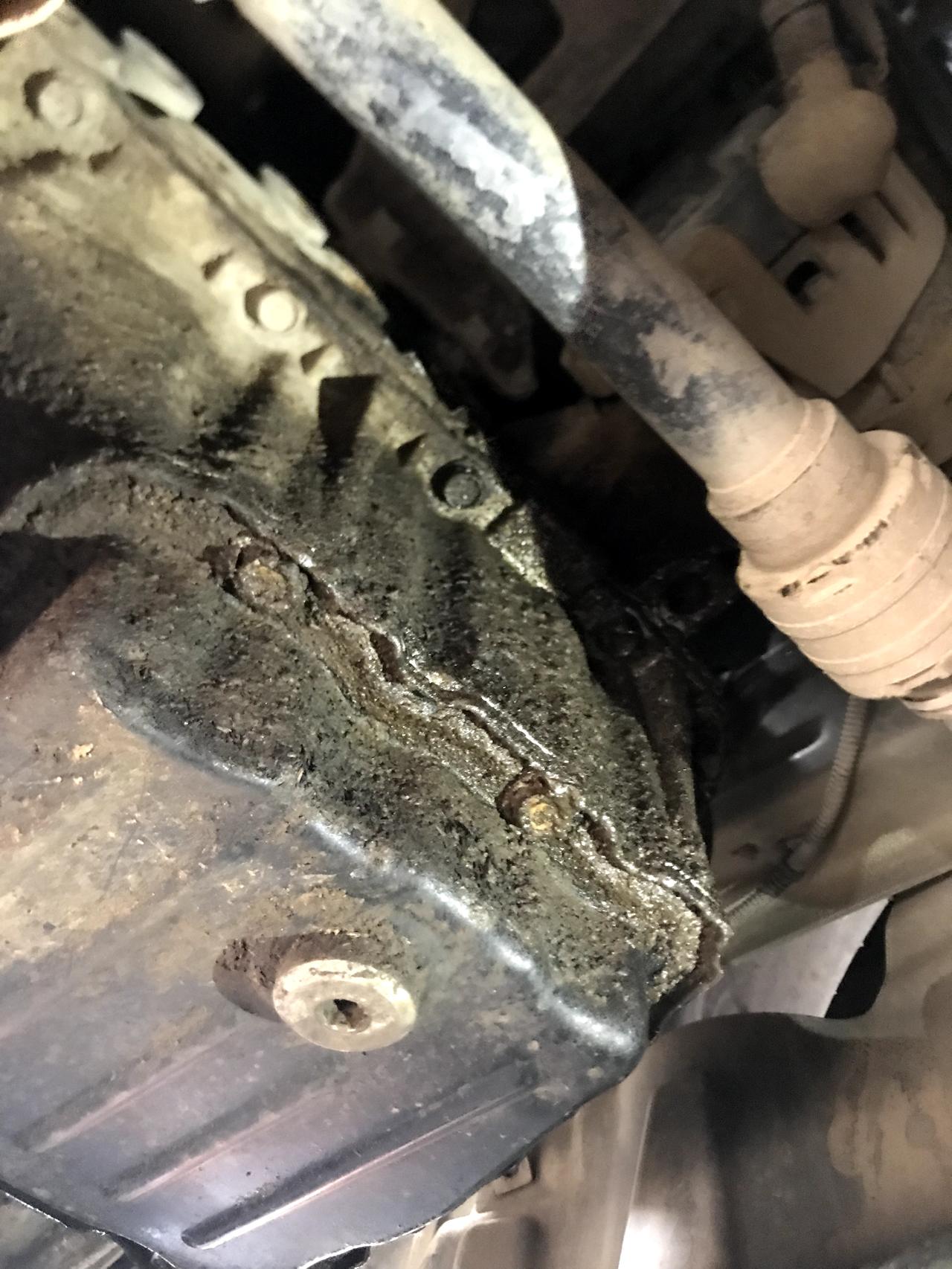 问一下车友 我买的是二手车 八月九号买的今天去换机油  修理店说我曲轴密封圈漏油 还有发电机哪里漏油。发动机是不是拆过修