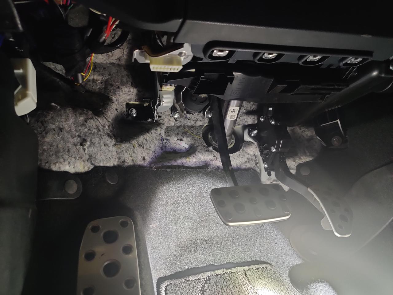问下大家的22款森林人主驾位有没有脚部上护板？今儿脚踢到线头，趴着看才发现是裸露的，仔细看是有预留螺丝孔位的。