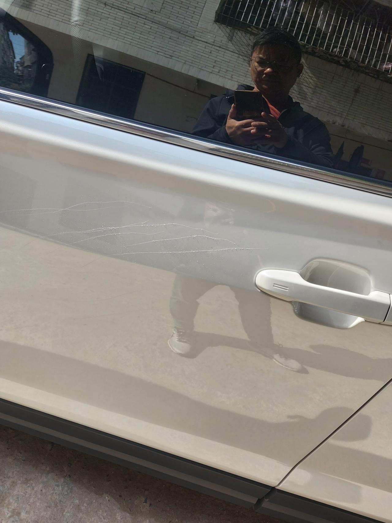 斯巴鲁森林人 昨晚把车停在楼底下被人划了前面两扇门，没现底漆，请问各位车友要不要报保险？