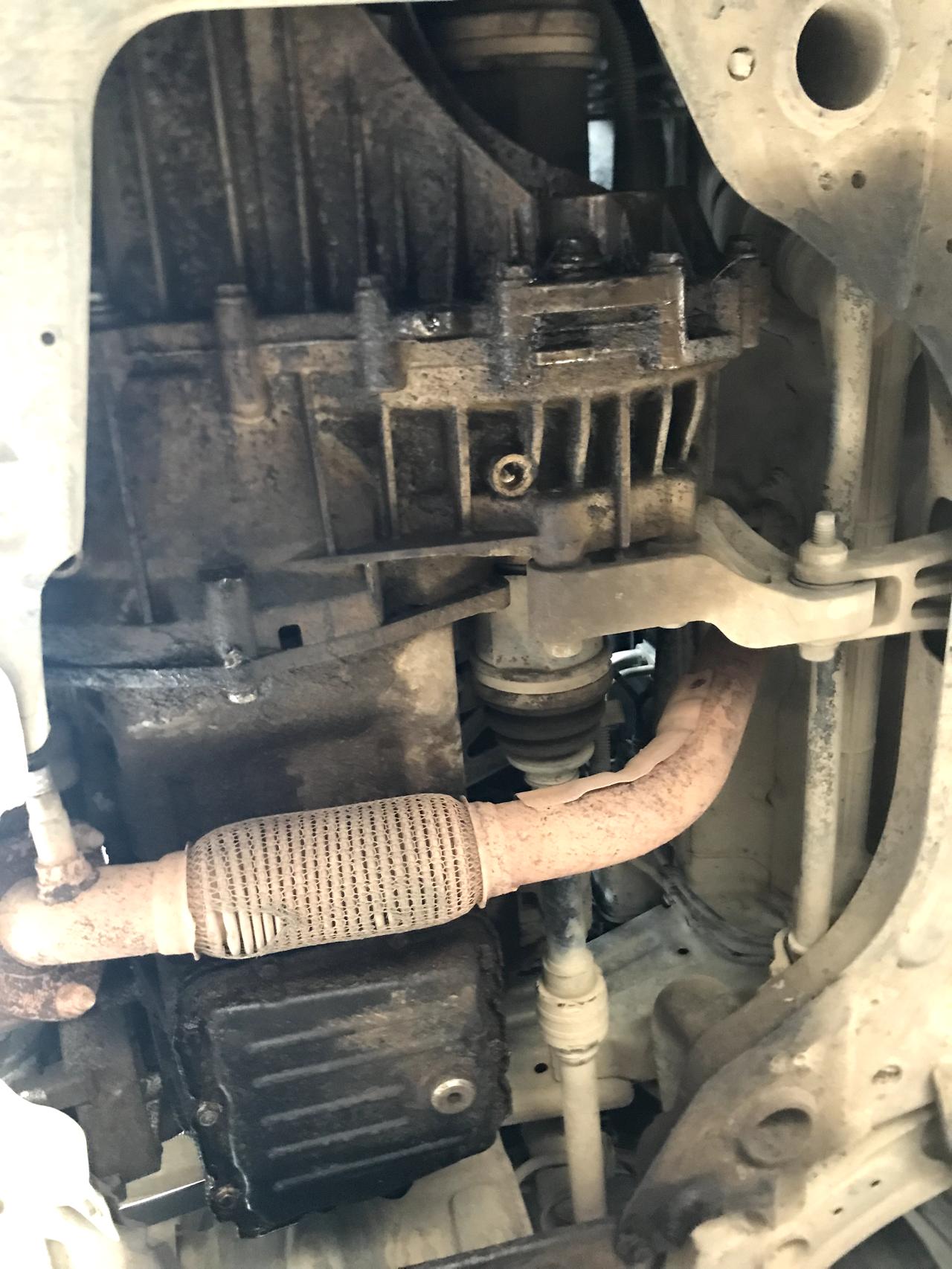 问一下车友 我买的是二手车 八月九号买的今天去换机油  修理店说我曲轴密封圈漏油 还有发电机哪里漏油。发动机是不是拆过修