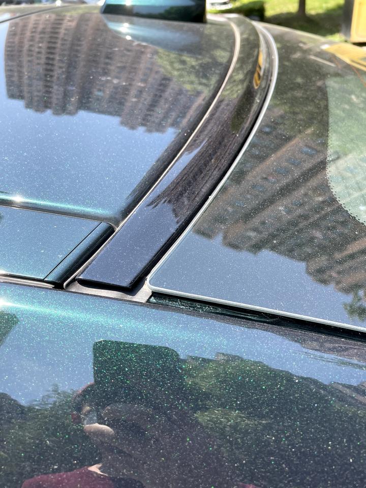 捷豹XEL 感觉这车顶后挡风玻璃和天窗之间缝隙有点大，各位车友都是这样的吗