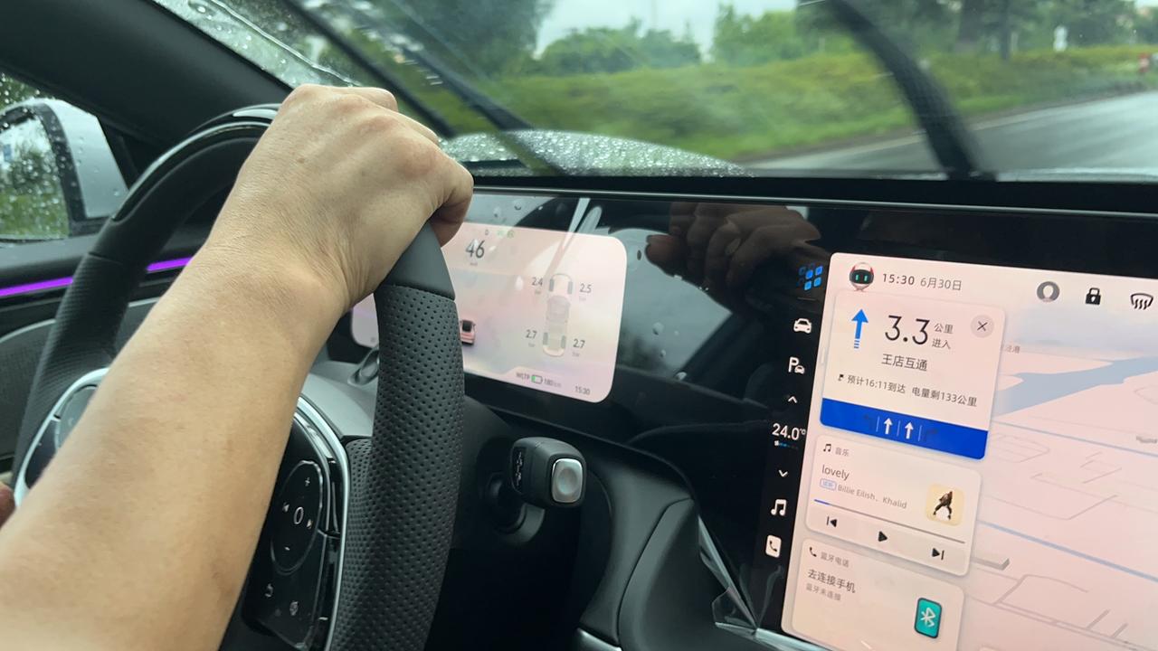 小鹏小鹏P7 625e新车仪表盘是没有车道显示嘛，需要ota升级后才有嘛