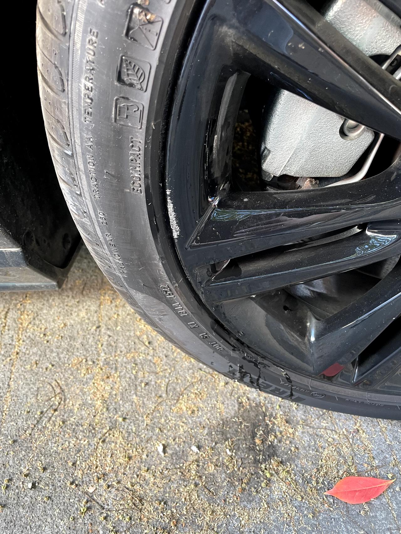 捷豹XEL XEL买耀黑的是不是智商税，感觉没啥东西就多了熏黑中网，熏黑轮毂和黑标