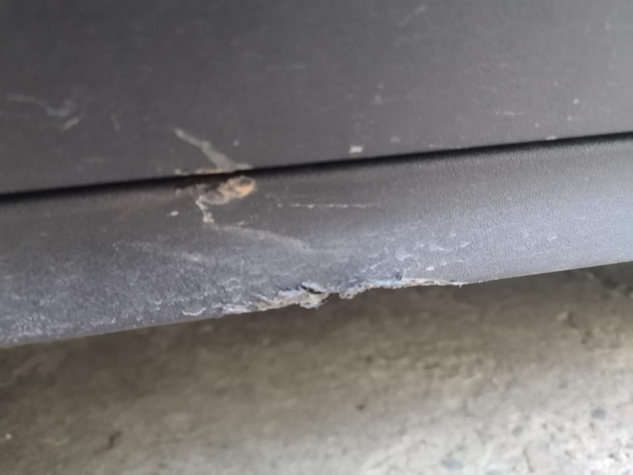 福特锐际 一血了。下午跑乡下小道，走乡下小道，躲来车，贴着道边走，没看到草丛里有大石头，吭哧一下，底盘边上挂了。走到一个