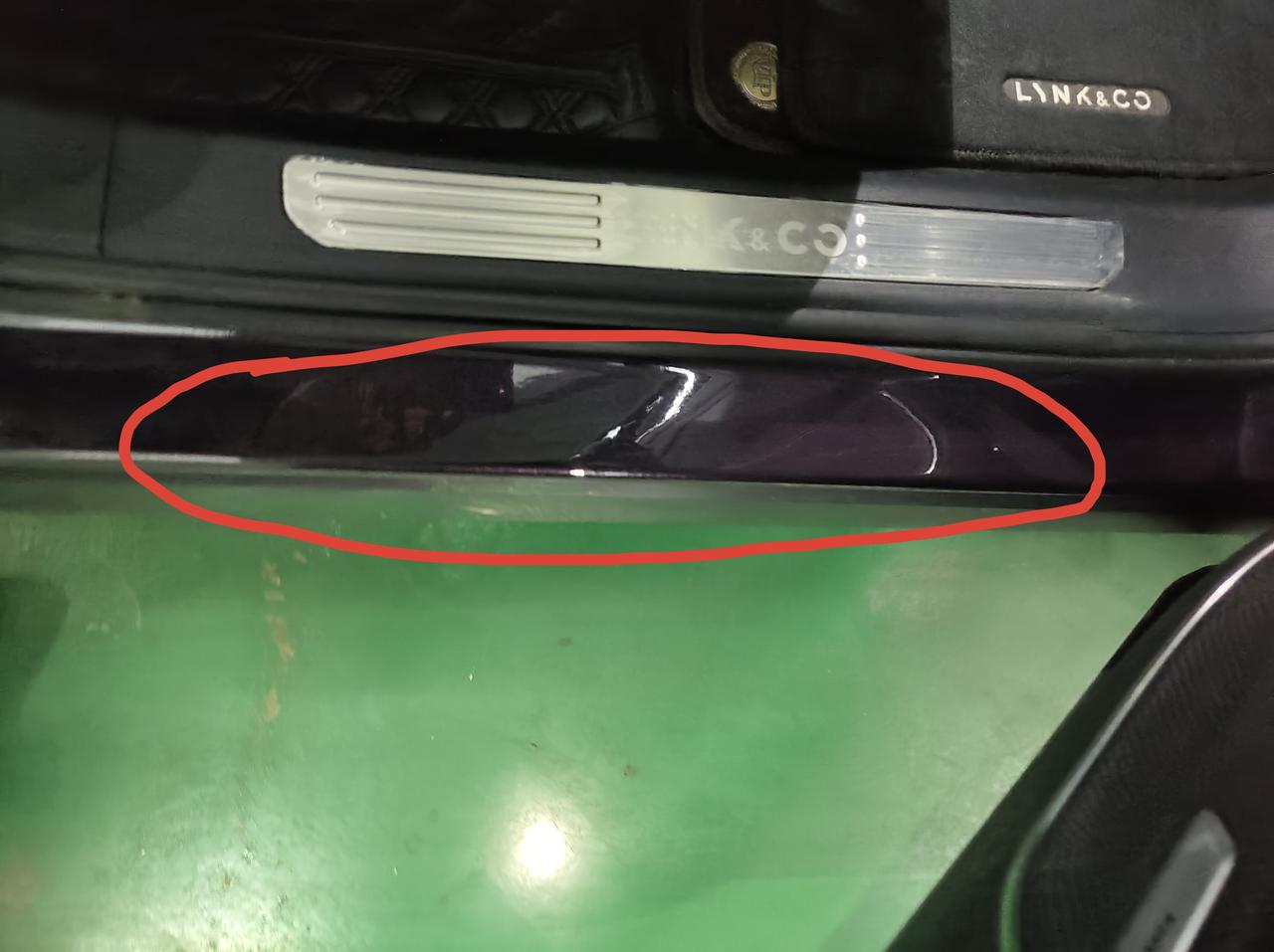 领克09 贴车衣的车友们，四个门槛的位置一般给不给贴？