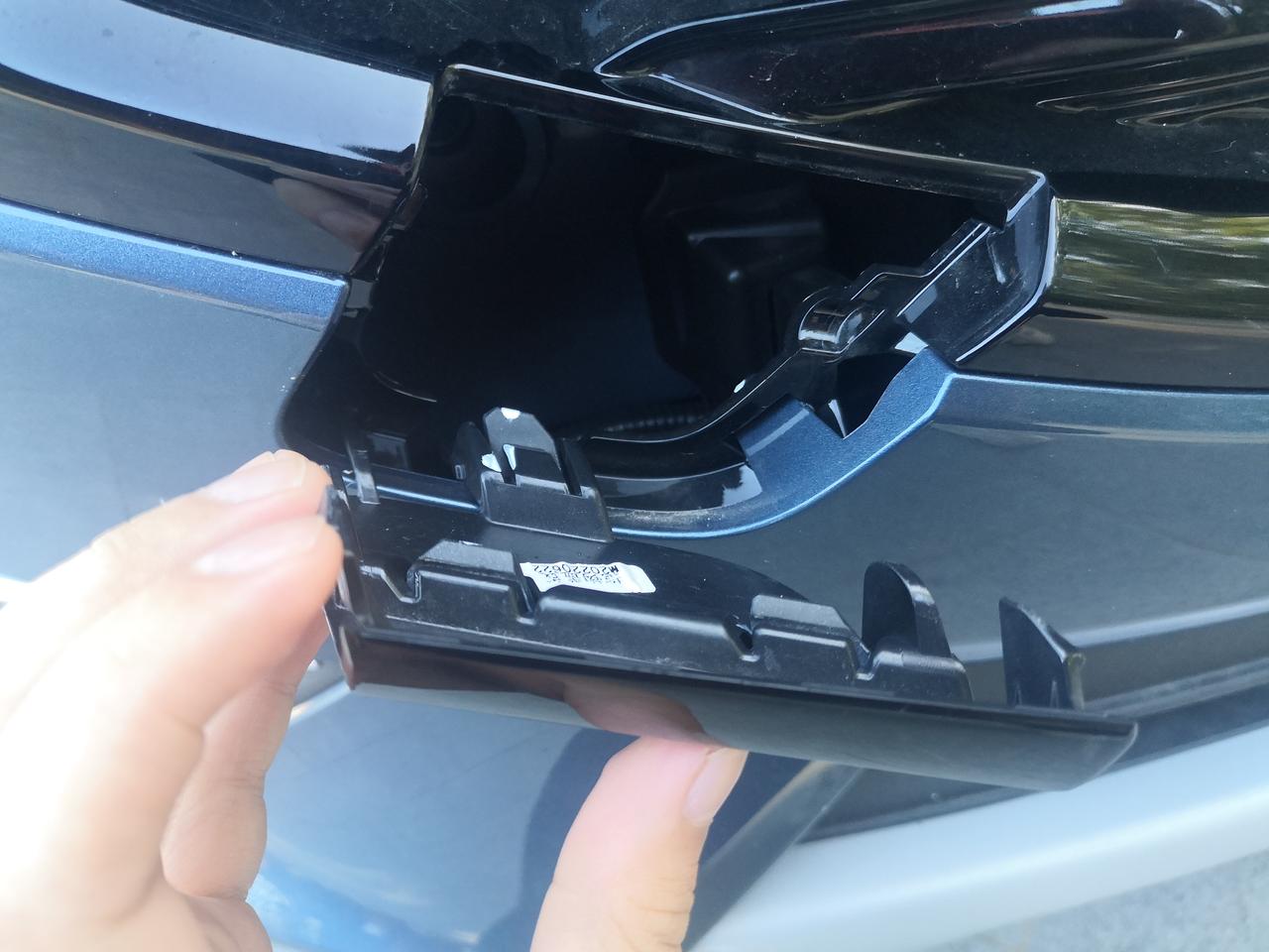 福特锐际 一血了。下午跑乡下小道，走乡下小道，躲来车，贴着道边走，没看到草丛里有大石头，吭哧一下，底盘边上挂了。走到一个