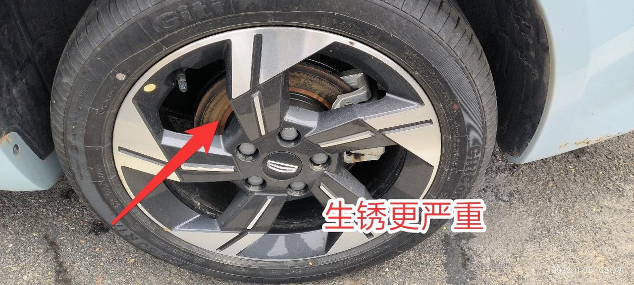 吉利帝豪L 雷神Hi·P 后轮刹车盘中间生锈严重，正常吗？前轮没有这个问题