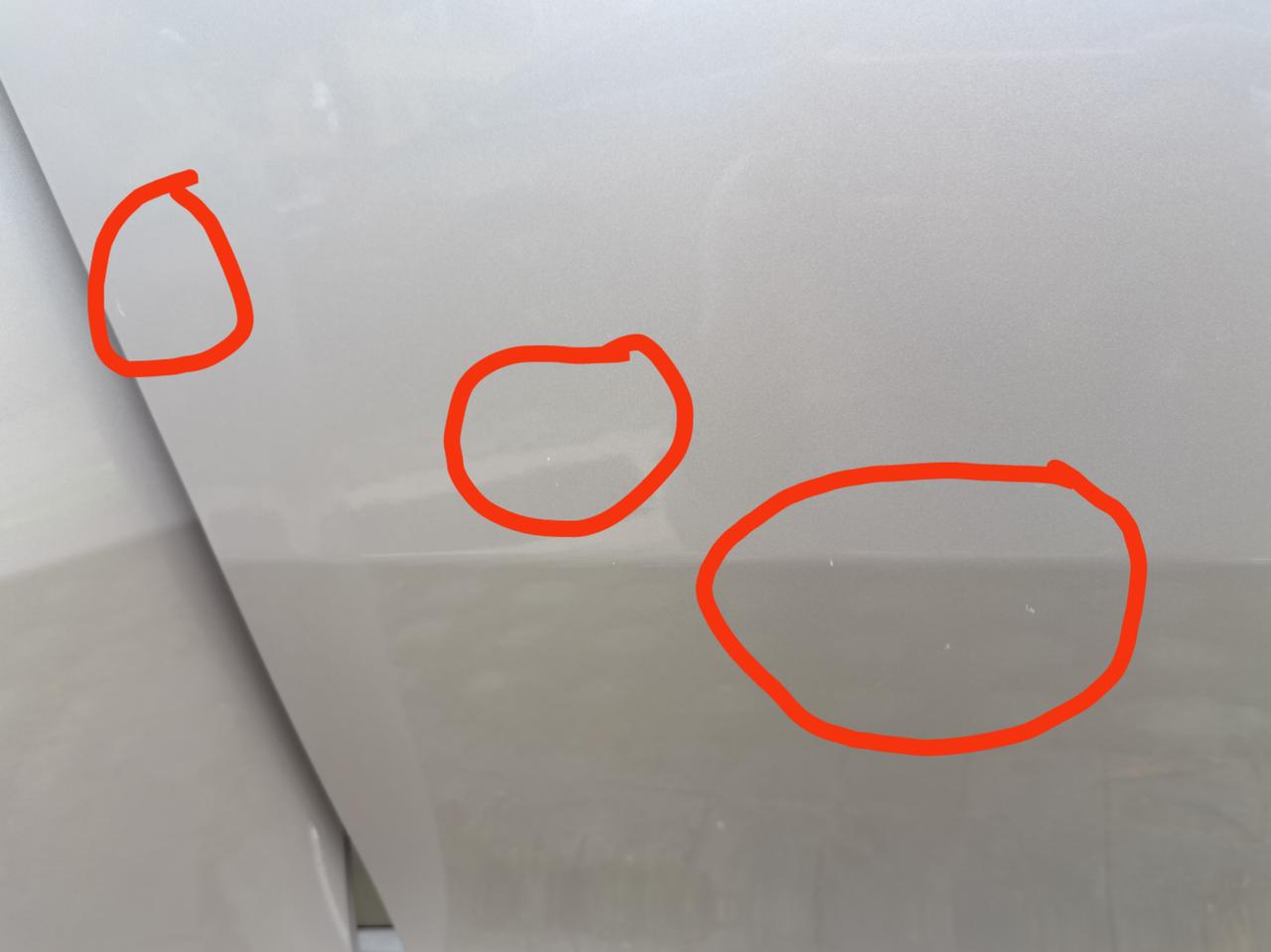 丰田凯美瑞 停车场停车，左右两边车门都被人开车门撞的麻麻点点了，车位宽车位窄都会有人来搞，才提车4个月，平时限行不开就周