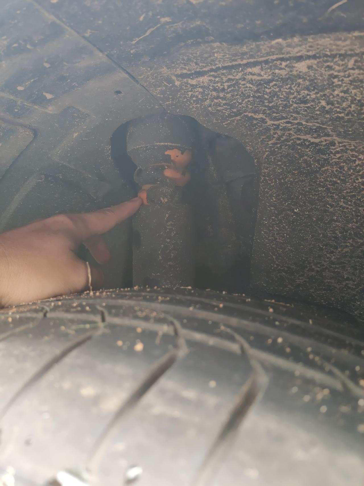 长安逸动 后轮减震器表面黑漆脱落，尊贵版的，你们的是不是这样？