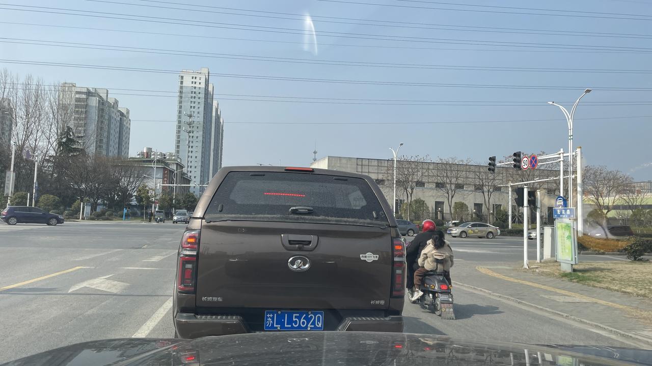 哈弗H6 今天遇到一辆长城炮，我想知道这个车顶是不是自己加上去的??