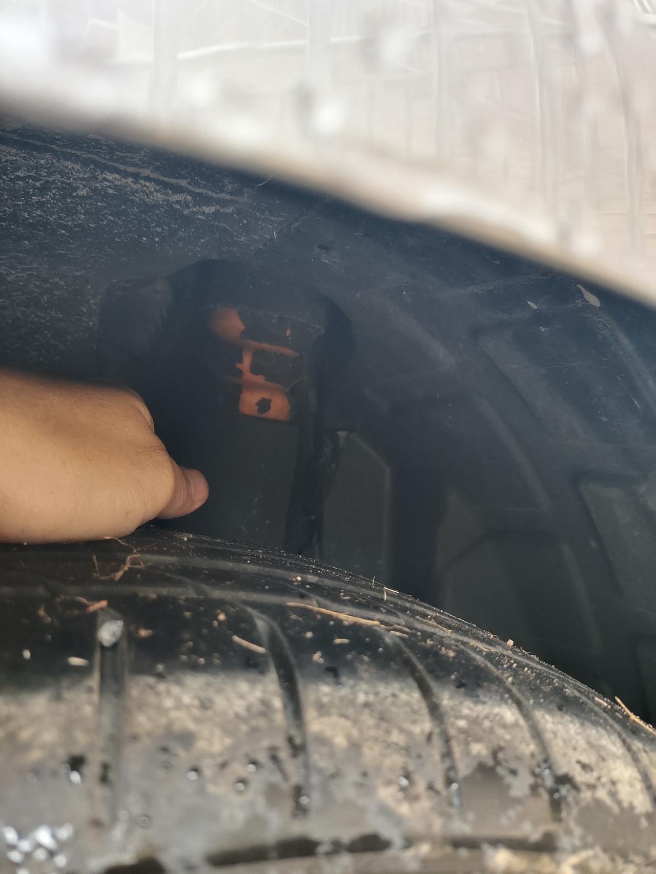 长安逸动 后轮减震器表面黑漆脱落，尊贵版的，你们的是不是这样？