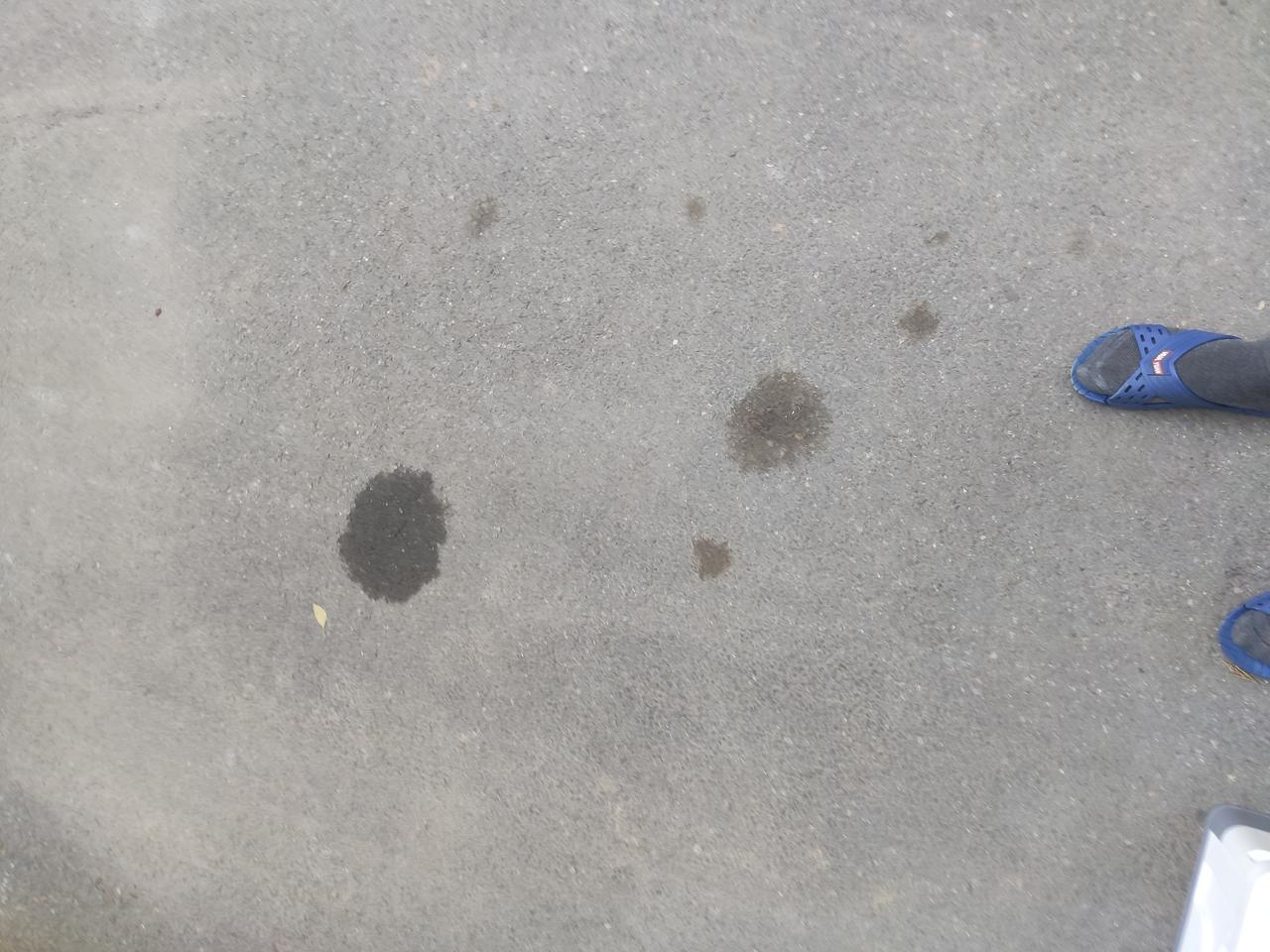 请问 星瑞车头底盘 中间偏右 的地方滴水我刚发现，水迹干掉之后是黄褐色的，咋回事呢？