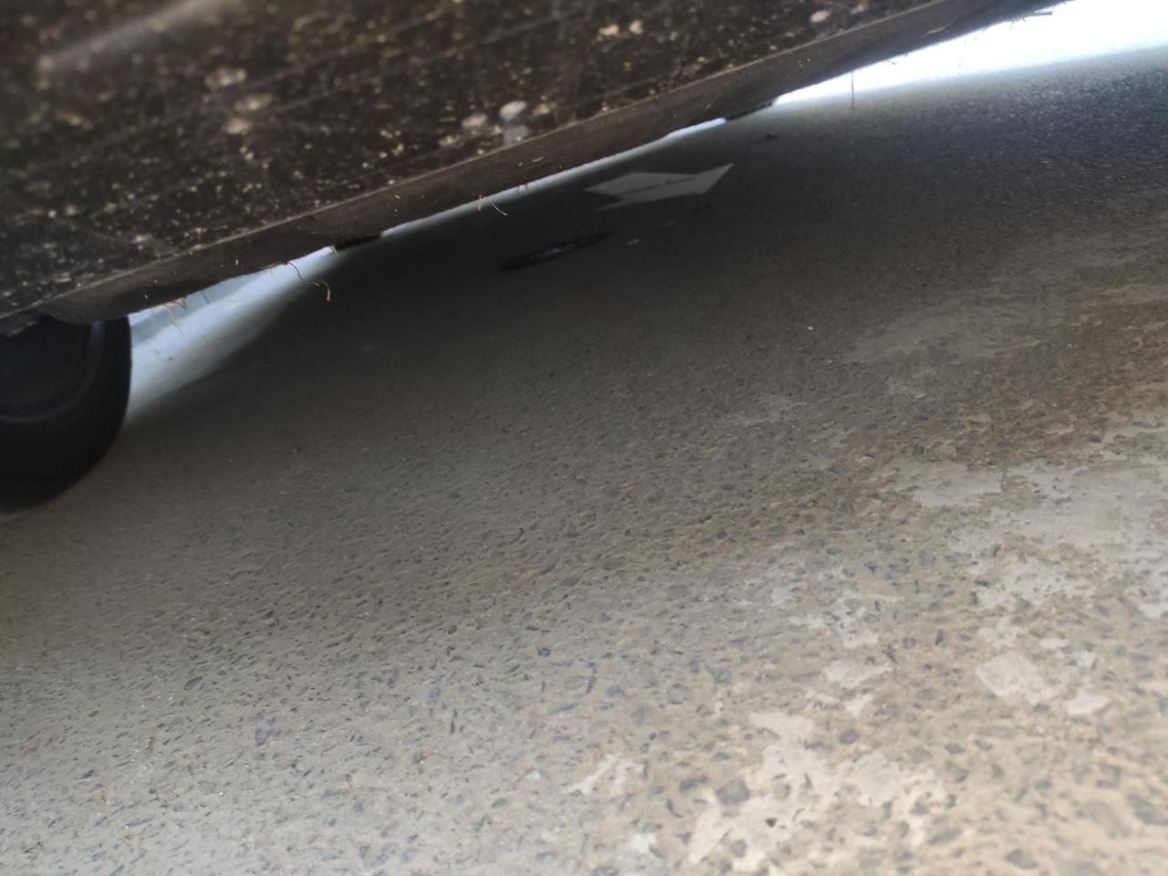 请问 星瑞车头底盘 中间偏右 的地方滴水我刚发现，水迹干掉之后是黄褐色的，咋回事呢？