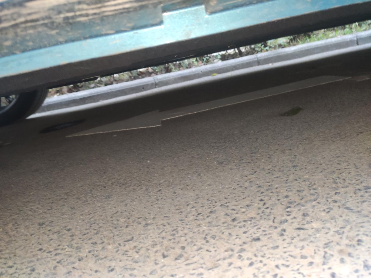 请问 星瑞车头底盘 中间偏右 的地方滴水我刚发现，水迹干掉之后是黄褐色的，咋回事呢？
