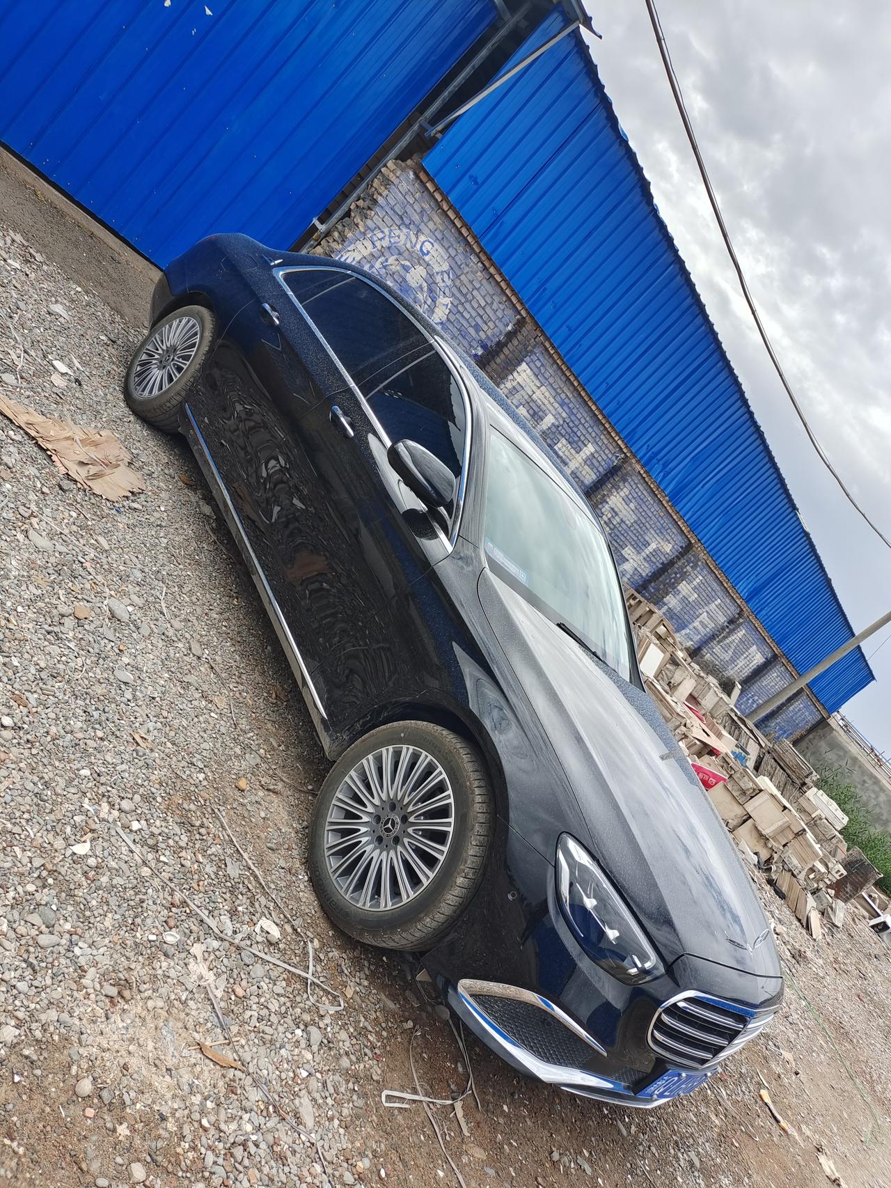 奔驰E级 22款奔驰E300豪华新车5300公里昨天过红绿灯急加速出现甩尾现象求问各位大佬有没有遇到过这种情况
