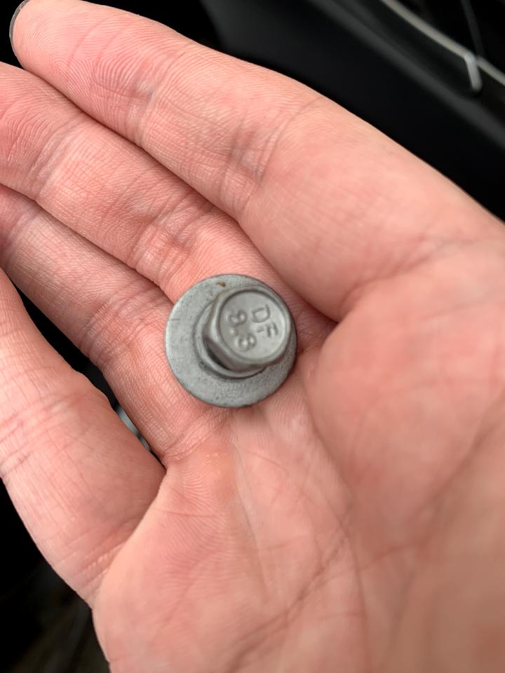 哈弗H6 新提的三代哈弗h6前挡风玻璃排水沟发现一个df8.8螺丝，是车里掉出来的吗？