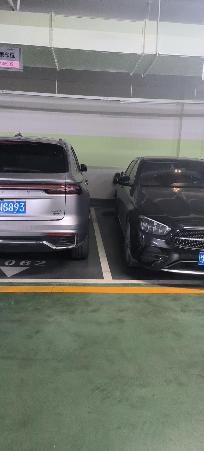 奔驰E级 大家帮看下剐蹭了临车位的车掉漆多少钱合理？今天开车没认真出去拐早了，挂了临车位右边2点漆，对方是10万块钱的吉