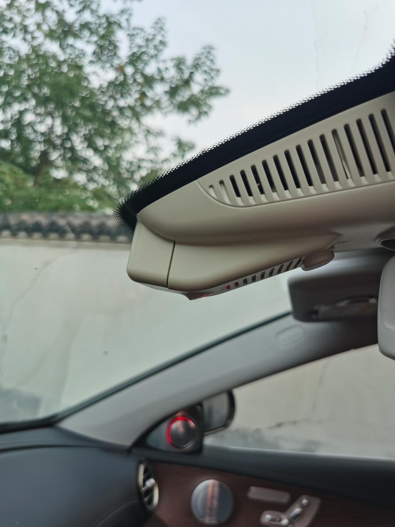奔驰E级 E300车型，有没有车友知道这个行车记录仪需要下载哪个app的？现在记录仪时间不同步，提示我连接手机同步时间