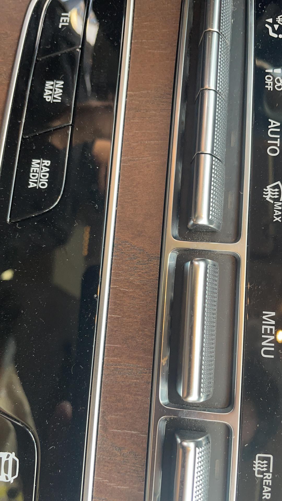 奔驰E级 2021年10月十四号提车，到今天还不到一年内饰桃木开裂，这种现象正常吗？