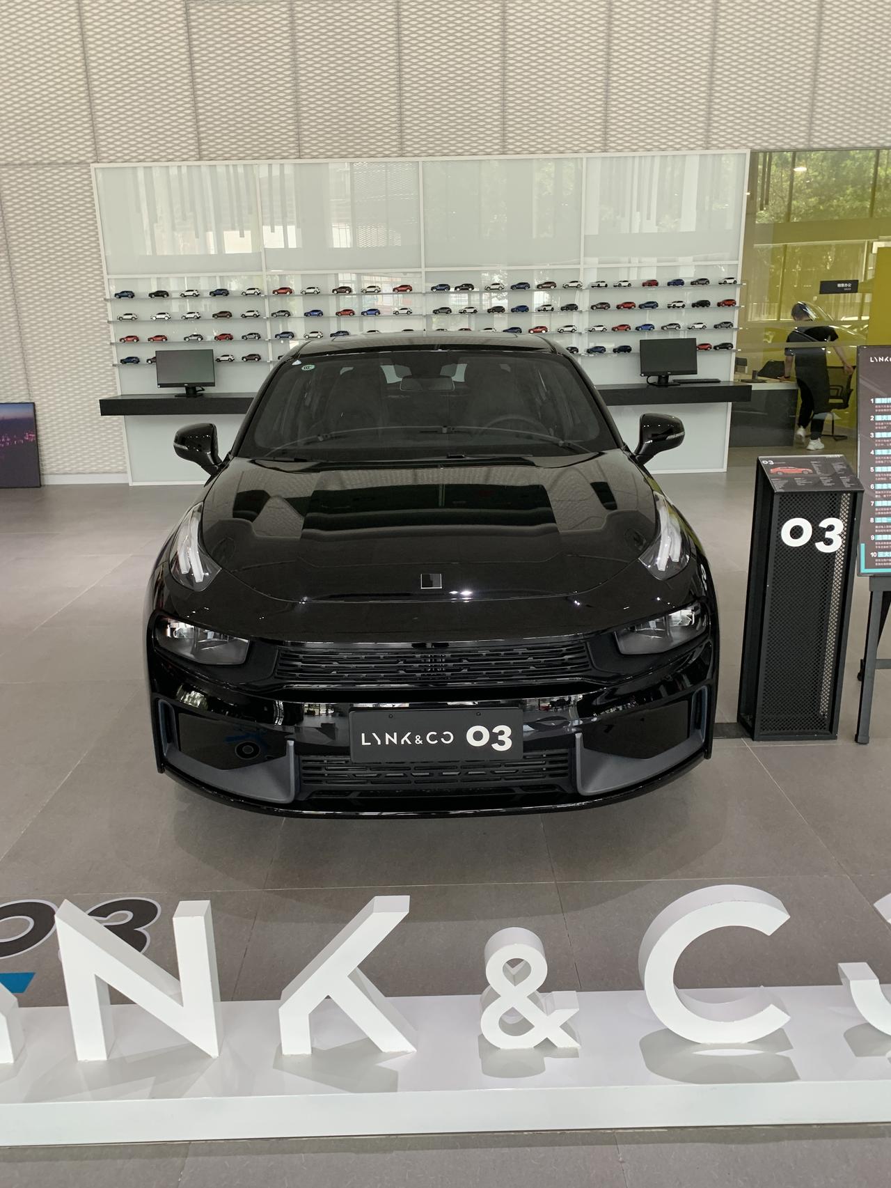 第一次买车小白，求老司机解答前几天去了4s店看中了领克03，劲版的，销售算完加优惠全部下来145，两台现车，一台库存1月