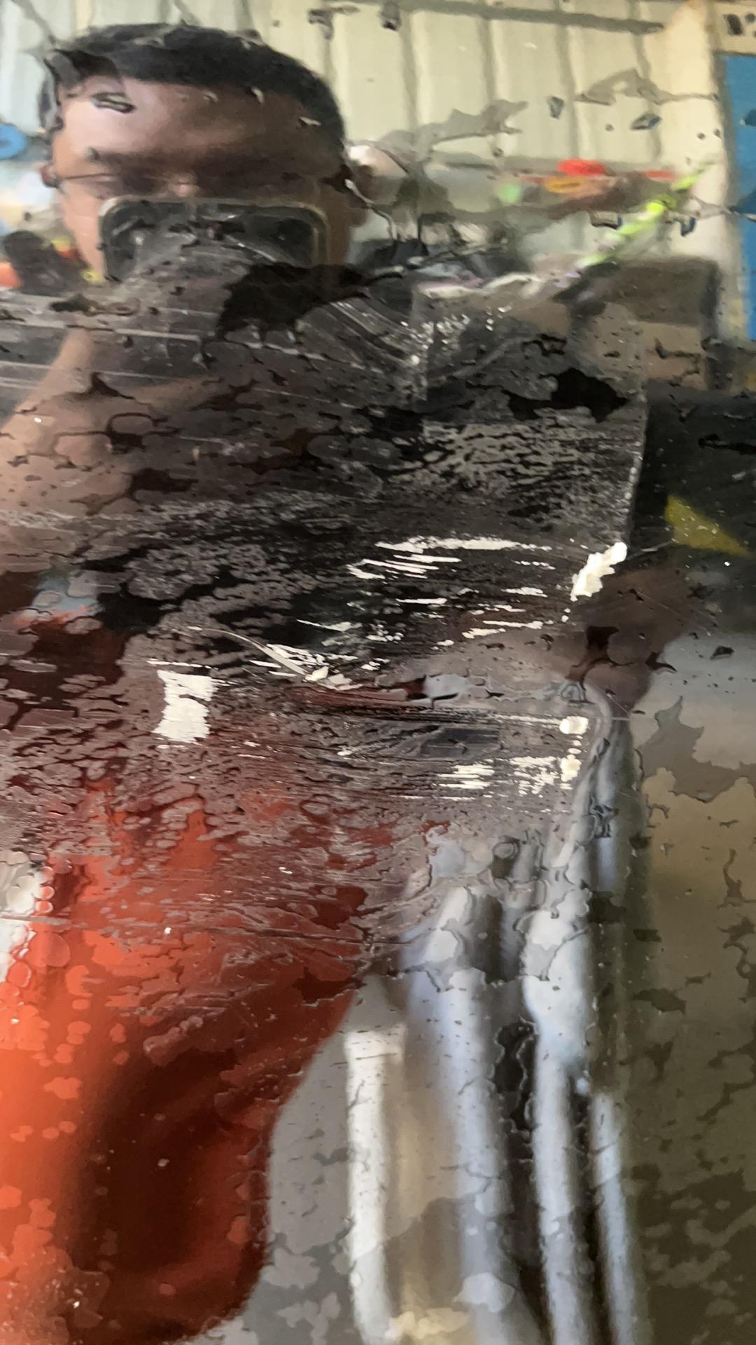 奔驰E级 这种情况保险好还是自己修好呢，小区也有业主开修车的，报价几百块左右，大致就是能用无痕修复就只是几百块，因为之前