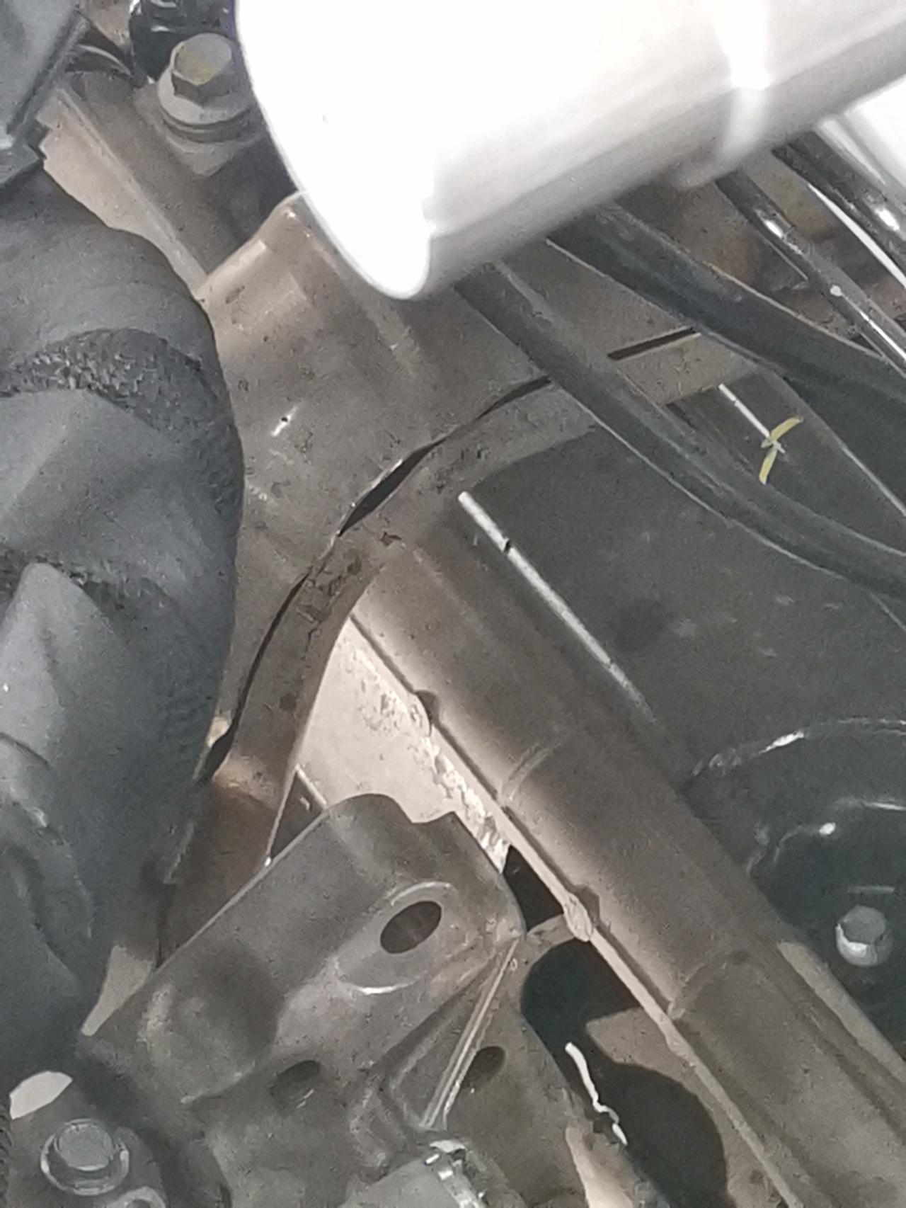 长安CS75 PLUS 21款  旗舰    我就想知道那黑色的东西是啥