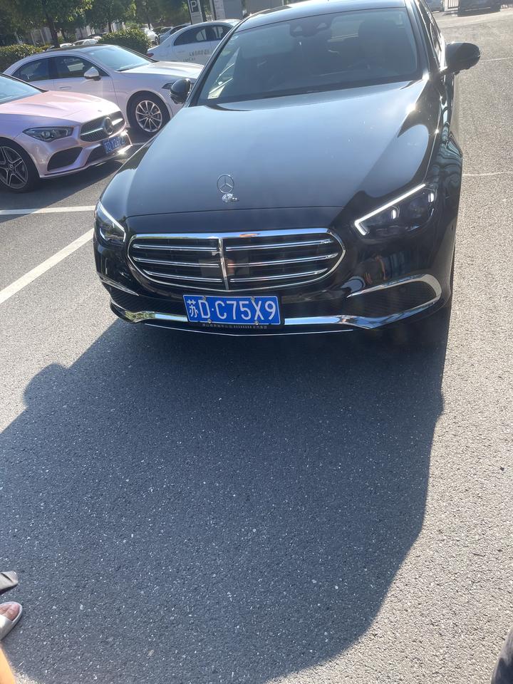 奔驰E级 奔驰e300尊贵落地578000，送3a，送旋转高音，包括车衣装潢，这个价格买贵了吗