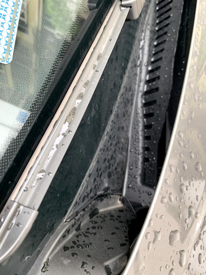 哈弗H6 新提的三代哈弗h6前挡风玻璃排水沟发现一个df8.8螺丝，是车里掉出来的吗？