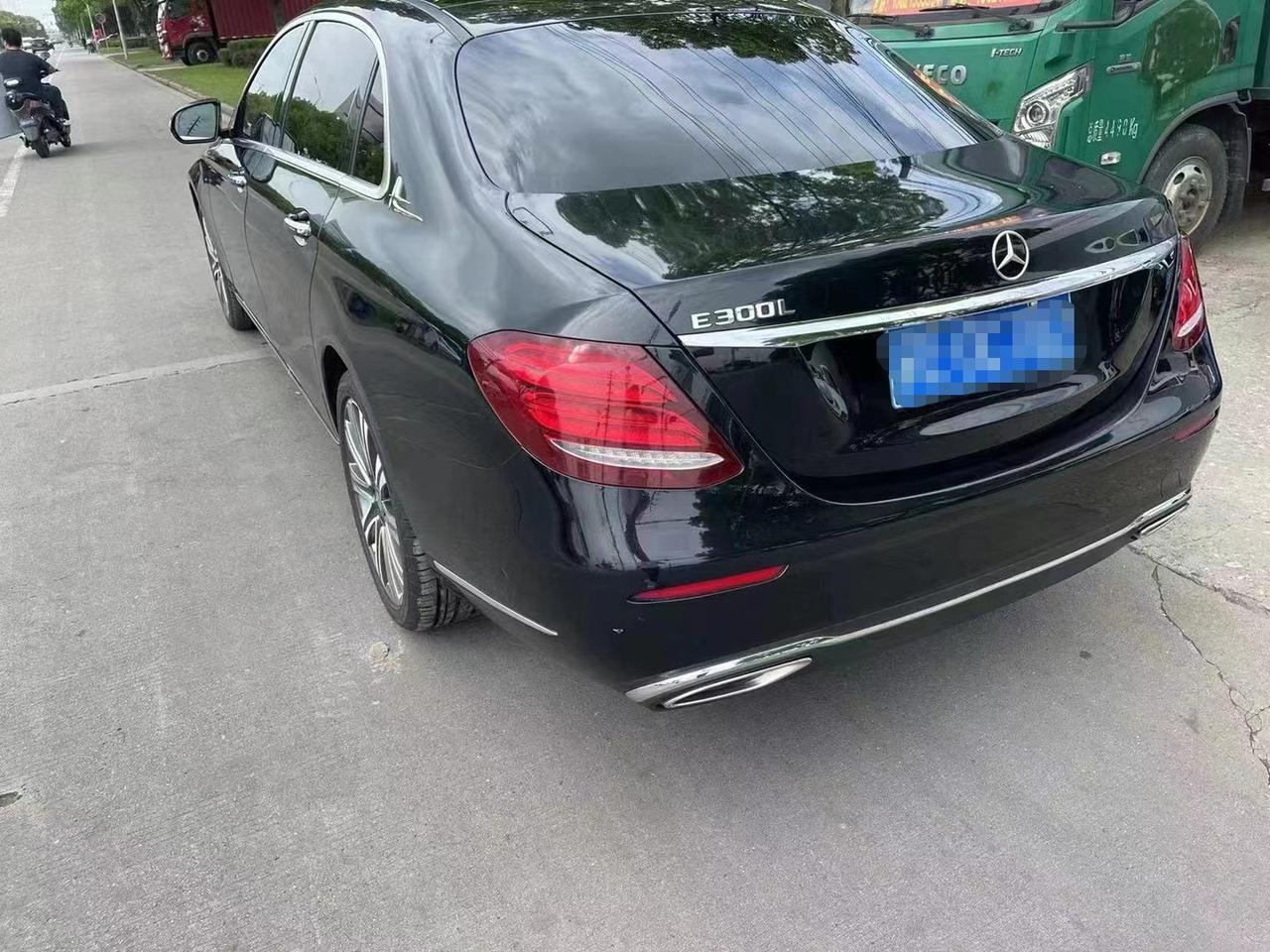 奔驰E级 请大神给看看这是哪款奔驰E？什么配置的！拜托了