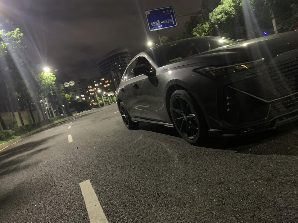 长安UNI-V 问一下大家的车是不是都配有底部护板？标配那种吗？