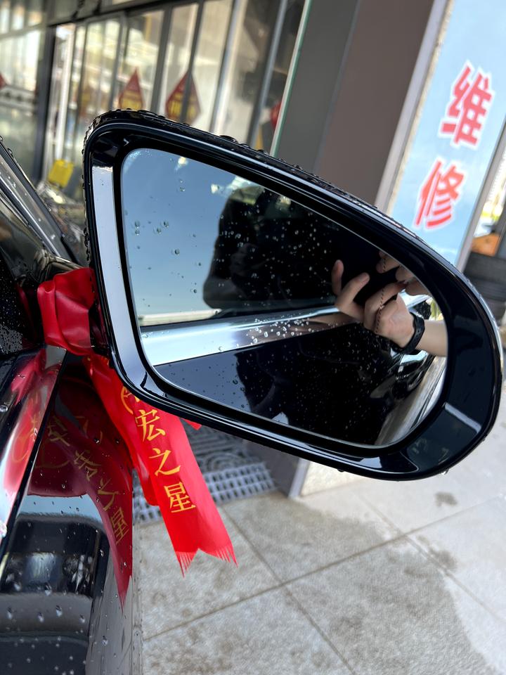 奔驰E级 请问各位车友，E300L豪华的外部防炫目后视镜是不是两个都有？我的只有主驾这边