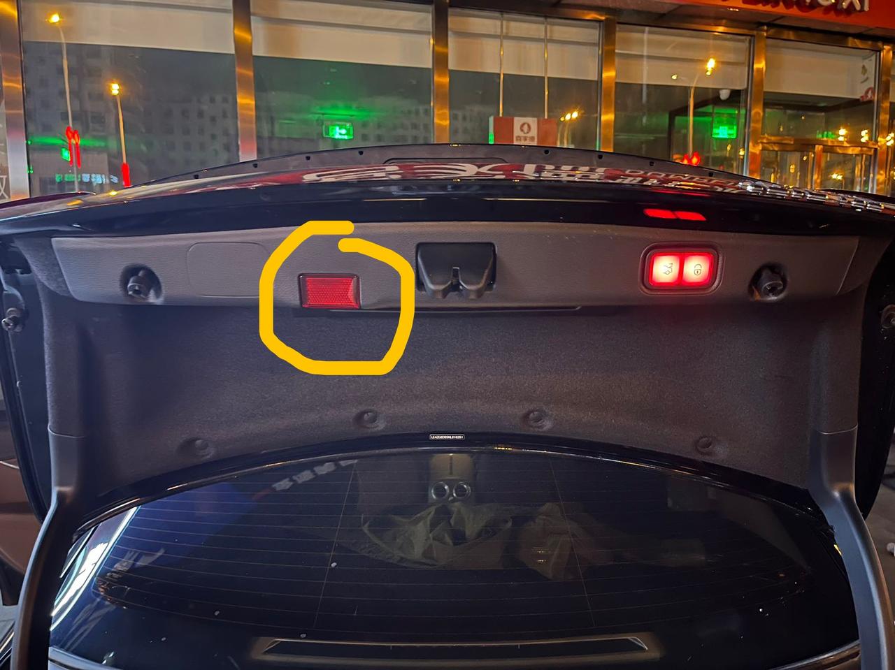 奔驰E级 2022款奔驰E300这位置的灯为啥不亮
