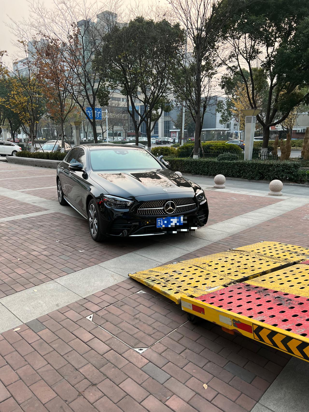 奔驰E级 各位尊贵的车主们，你们的车内饰都牢固吗？为啥我按哪哪响，路颠簸大一点就会有塑料挤压清脆的声音。主副驾驶头顶上的