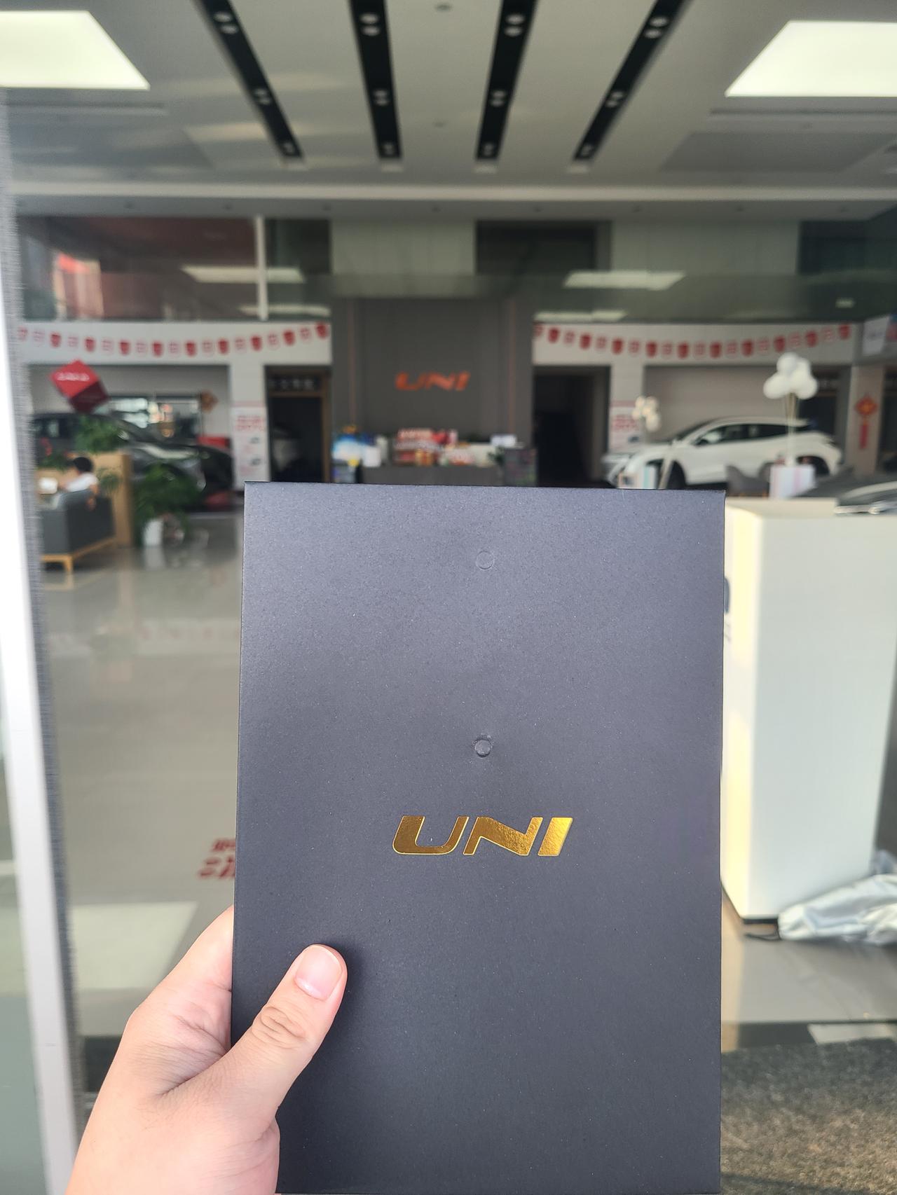长安UNI-V 车友们，我订的尊贵型加了1999索尼音响包，落地12.7，这个价格怎么样？会不会被当小肥羊宰了