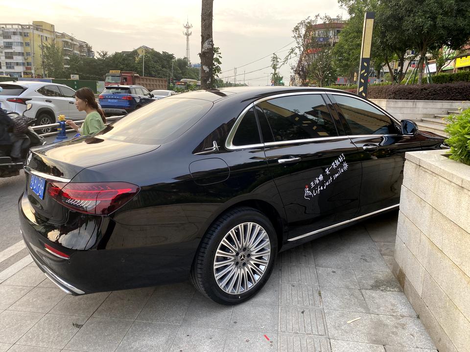 奔驰E级 奔驰e300l 立标 贴什么颜色的改色膜好看 且耐脏 不留指纹