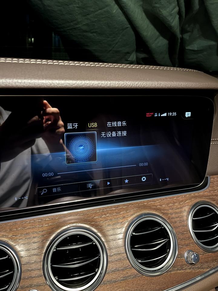 奔驰E级 u盘识别不了，什么情况是u盘格式有特定要求吗，还是不能建文件夹？